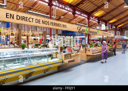 Im Inneren der überdachte Markt Halle Colmar, Elsass, Frankreich Stockfoto