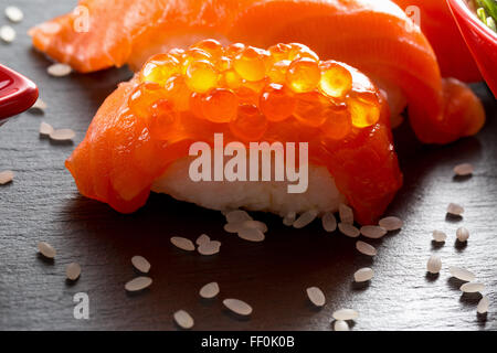 Sushi mit rotem Kaviar auf Schiefer Tisch. Stockfoto