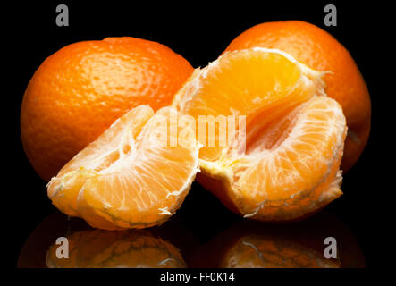 Mandarinen auf einem schwarzen Hintergrund. Stockfoto