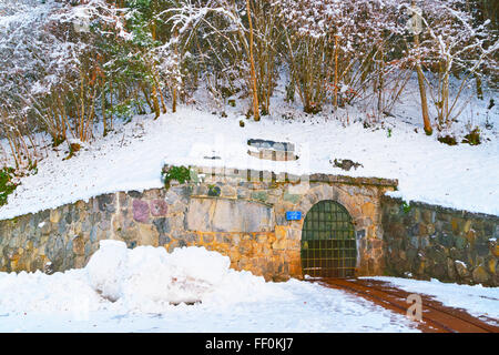 Eingang zu den Salzminen Sel des Alpes von Bex in der Schweiz im Winter. Der Salz-Bergbau-Komplex wird als Schweizer Welterbe-Aufstellungsort von nationaler Bedeutung aufgeführt. Stockfoto