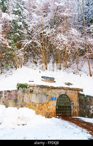 Eingang zu den Salzminen Sel des Alpes in Bex von der Schweiz im Winter. Der Salz-Bergbau-Komplex wird als Schweizer Welterbe-Aufstellungsort von nationaler Bedeutung aufgeführt. Stockfoto