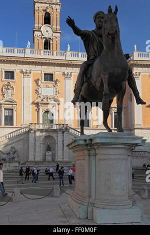 Das Reiterstandbild des Kaisers Marcus Aurelius (Kapitolinische Museen, Musei Capitolini) auf der Piazza del Campidoglio in Rom, Italien Stockfoto