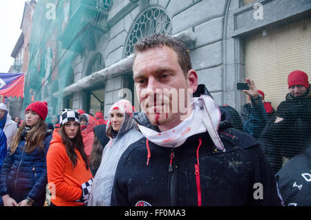 Die traditionelle "Schlacht der Apfelsinen" Während der Karneval in ivrea am 7. Februar statt, 2016 in Ivrea bei Turin, Italien Stockfoto