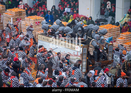 Die traditionelle "Schlacht der Apfelsinen" Während der Karneval in ivrea am 7. Februar statt, 2016 in Ivrea bei Turin, Italien Stockfoto