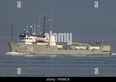 NAWC 38 (oder Navair 38), ein Ranger-Klasse-Schiff von das uns Naval Air Warfare Center, übergibt Gourock auf dem Weg nach unten den Clyde. Stockfoto