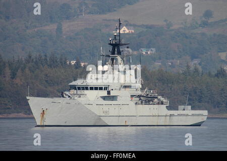 HMS Mersey (P283), ein Patrouillenboot River-Klasse der Royal Navy, Manöver aus Greenock vor der Übung Joint Warrior 15-2. Stockfoto