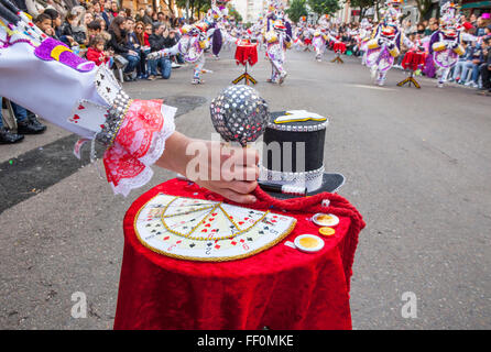 BADAJOZ, Spanien, Februar 7: Künstler nehmen Teil in der Karneval-Parade der Truppen in Badajoz Stadt am 7. Februar 2016. Das ist Stockfoto