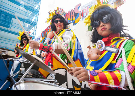 BADAJOZ, Spanien, Februar 7: Künstler nehmen Teil in der Karneval-Parade der Truppen in Badajoz Stadt am 7. Februar 2016. Das ist Stockfoto