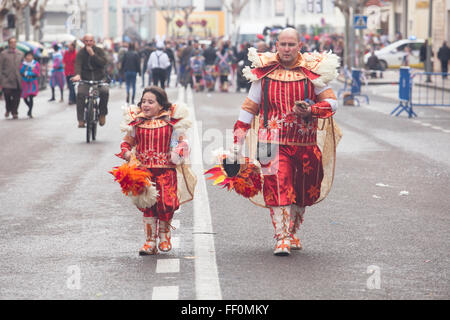 BADAJOZ, Spanien, Februar 9: Performer im San Roque Karnevalsumzug in Badajoz Stadt am 9. Februar 2016. Vater und Tochter af Stockfoto