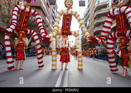 BADAJOZ, Spanien, Februar 7: Künstler nehmen Teil in der Karneval-Parade der Truppen in Badajoz Stadt am 7. Februar 2016. Das ist Stockfoto