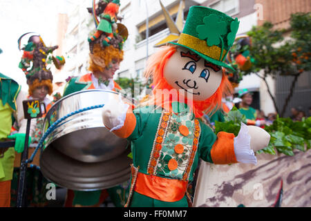 BADAJOZ, Spanien, Februar 7: Künstler nehmen Teil in der Karneval-Parade der Truppen in Badajoz Stadt am 7. Februar 2016. Das ist Stockfoto