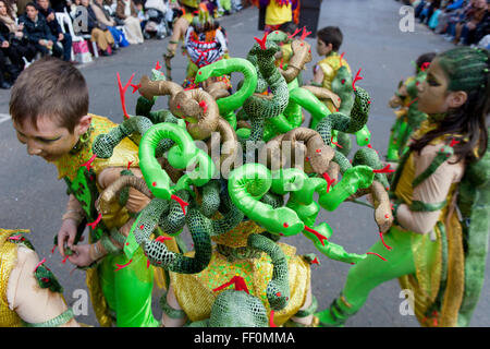 BADAJOZ, Spanien, Februar 7: Künstler nehmen Teil in der Karneval-Parade der Truppen in Badajoz Stadt am 7. Februar 2016. Das ist Stockfoto