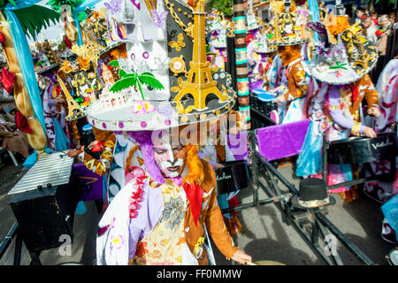 BADAJOZ, Spanien, Februar 7: Künstler nehmen Teil in der Karneval-Parade der Truppen in Badajoz Stadt am 7. Februar 2016. Das ist Stockfoto