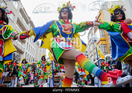 BADAJOZ, Spanien, Februar 7: Künstler nehmen Teil in der Karneval-Parade der Truppen in Badajoz Stadt am 7. Februar 2016. Das ist Stockfoto