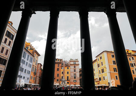 Das Pantheon und die Fontana del Pantheon auf der Piazza della Rotonda, Rom, Italien Stockfoto