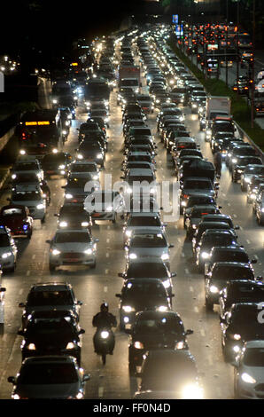 Sao Paulo, Brasilien. 19. Juni 2015. Verkehr auf AV. 23 de Maio, nahe dem Ibirapuera-Park, südlich von São Paulo. © Levi Bianco/Pacific Press/Alamy Live-Nachrichten Stockfoto