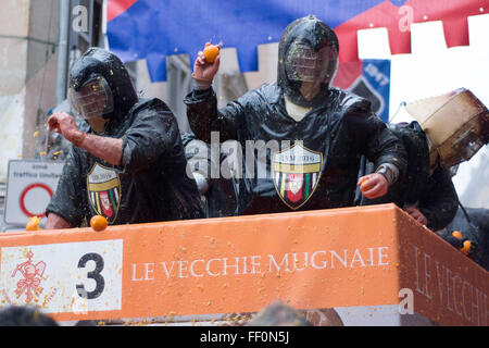 Die traditionelle "Schlacht der Apfelsinen" Während der Karneval in ivrea am 7. Februar statt, 2016 in Ivrea bei Turin, Italien Stockfoto