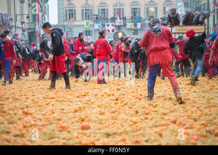 Die traditionelle "Schlacht der Apfelsinen" Während der Karneval in ivrea am 7. Februar statt, 2016 in Ivrea bei Turin, Italien Stockfoto