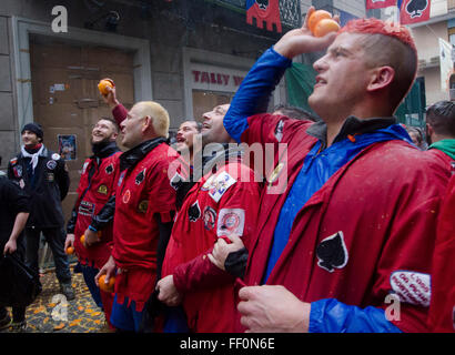 Die traditionelle "Schlacht der Apfelsinen" Während der Karneval in ivrea am 7. Februar statt, 2016 in Ivrea bei Turin, Italien Stockfoto