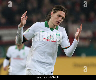 Leverkusen, Deutschland. 9. Februar 2016. Fußball, Deutsch Soccer Cup, zuletzt acht, Leverkusen, 9. Februar 2016, Bayer 04 Leverkusen - SV Werder Bremen: Jannik Vestergaard (Bremen) Gesten.         Bildnachweis: Jürgen Schwarz/Alamy Live-Nachrichten Stockfoto