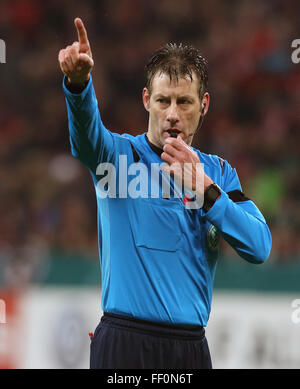 Leverkusen, Deutschland. 9. Februar 2016. Fußball, Deutsch Soccer Cup, zuletzt acht, Leverkusen, 9. Februar 2016, Bayer 04 Leverkusen - SV Werder Bremen: Schiedsrichter Wolfgang Stark.         Bildnachweis: Jürgen Schwarz/Alamy Live-Nachrichten Stockfoto