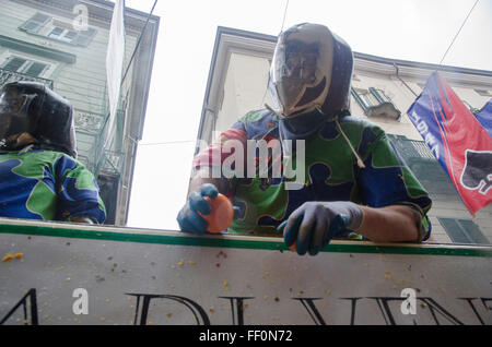 Die traditionelle "Schlacht der Apfelsinen" Während der Karneval in ivrea am 7. Februar statt, 2016 in Ivrea bei Turin, Italien Stockfoto