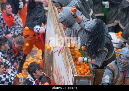 Die traditionelle "Schlacht der Apfelsinen" Während der Karneval in ivrea am 7. Februar statt, 2016 in Ivrea bei Turin, Italien Stockfoto