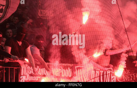 Leverkusen, Deutschland. 9. Februar 2016. Fußball, Deutsch Soccer Cup, zuletzt acht, Leverkusen, 9. Februar 2016, Bayer 04 Leverkusen - SV Werder Bremen: Werder-Fans heben Fackeln.         Bildnachweis: Jürgen Schwarz/Alamy Live-Nachrichten Stockfoto