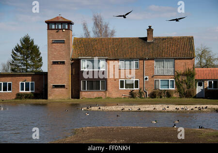 Sir Peter Scott Haus an der & Feuchtgebiete Wildfowl Trust, Slimbridge, Gloucestershire, UK. Von Sir Peter entworfen und gebaut im Jahre 1953. Stockfoto