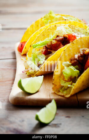 Frische mexikanische Tacos mit Hähnchen scharf Stockfoto