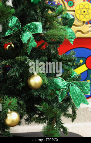 Nahaufnahme von Weihnachtsschmuck auf einem Weihnachtsbaum Stockfoto