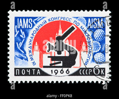 Briefmarke aus der Sowjetunion ein Mikroskop für die Darstellung der 9. Kongress für Mikrobiologie in Moskau, 1966. Stockfoto