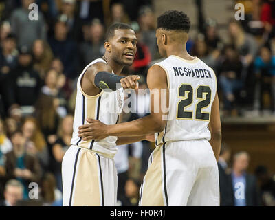 Orlando, FL, USA. 9. Februar 2016. UCF Wache Daiquan Walker (4) UCF Anweisung verleiht bewachen Chance McSpadden (22) während der 1. Hälfte Mens NCAA Basketball-Spiel Action zwischen die Cincinnati Bearcats und UCF Knights im CFE Arena in Orlando, FL. Romeo T Guzman/CSM/Alamy Live News Stockfoto