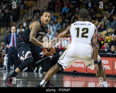 Orlando, FL, USA. 9. Februar 2016. UCF Wache Matt Williams (12) verteidigt Cincinnati Wache Troy Caupain (10) während der 1. Hälfte Mens NCAA Basketball-Spiel Action zwischen die Cincinnati Bearcats und UCF Knights im CFE Arena in Orlando, FL. Romeo T Guzman/CSM/Alamy Live News Stockfoto