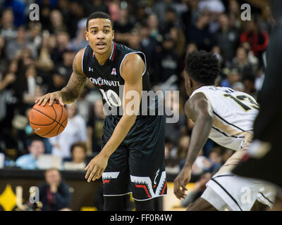 Orlando, FL, USA. 9. Februar 2016. Cincinnati Wache Troy Caupain (10) wird durch UCF vorwärts Tanksley Efianayi (13) während der 1. Hälfte Mens NCAA Basketball-Spiel Action zwischen die Cincinnati Bearcats und UCF Knights im CFE Arena in Orlando, FL. Romeo T Guzman/CSM/Alamy Live News verteidigt. Stockfoto