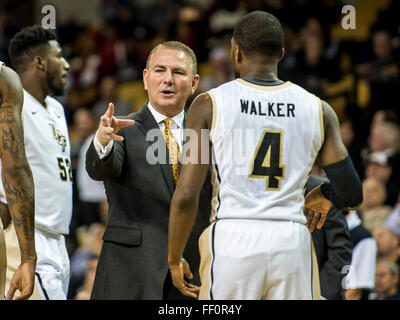 Orlando, FL, USA. 9. Februar 2016. UCF Cheftrainer Donnie Jones spricht mit UCF Wache Daiquan Walker (4) während der 1. Hälfte Mens NCAA Basketball-Spiel Action zwischen die Cincinnati Bearcats und UCF Knights im CFE Arena in Orlando, FL. Romeo T Guzman/CSM/Alamy Live News Stockfoto