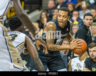 Orlando, FL, USA. 9. Februar 2016. Cincinnati Wache Troy Caupain (10) wird durch UCF vorwärts Tanksley Efianayi (13) während der 1. Hälfte Mens NCAA Basketball-Spiel Action zwischen die Cincinnati Bearcats und UCF Knights im CFE Arena in Orlando, FL. Romeo T Guzman/CSM/Alamy Live News verteidigt. Stockfoto