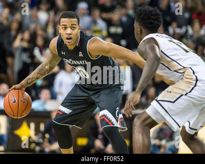 Orlando, FL, USA. 9. Februar 2016. Cincinnati Wache Troy Caupain (10) wird durch UCF vorwärts Tanksley Efianayi (13) während der 1. Hälfte Mens NCAA Basketball-Spiel Action zwischen die Cincinnati Bearcats und UCF Knights im CFE Arena in Orlando, FL. Romeo T Guzman/CSM/Alamy Live News verteidigt. Stockfoto