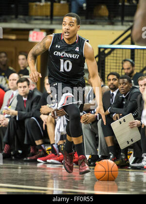 Orlando, FL, USA. 9. Februar 2016. Cincinnati, Troy Caupain (10) zu schützen, wie während der 1. Hälfte Mens NCAA Basketball-Spiel Action zwischen die Cincinnati Bearcats und UCF Knights im CFE Arena in Orlando, FL. Romeo T Guzman/CSM/Alamy Live News gesehen Stockfoto