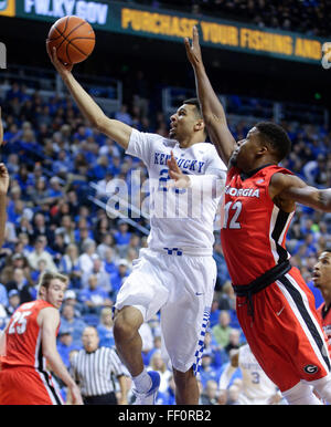 Lexington, KY, USA. 9. Februar 2016. Kentucky Wildcats Wache Jamal Murray (23) ging vorbei an Georgia Bulldogs bewachen Kenny Gaines (12) für einen Korb, wie Kentucky in Lexington, Kentucky Georgien auf Dienstag, 9. Februar 2016 gespielt © Lexington Herald-Leader/ZUMA Draht/Alamy Live News Stockfoto
