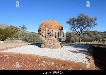 Die Asche von John Flynn, der Gründer des Royal Flying Doctors Service, werden unter diesem Felsbrocken, Alice Springs, Norther begraben. Stockfoto