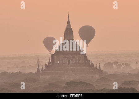Ballons fliegen über die Tempel von Bagan, Myanmar bei Sonnenaufgang Stockfoto