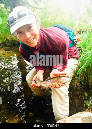 Japanische Frau mit Fisch im stream Stockfoto