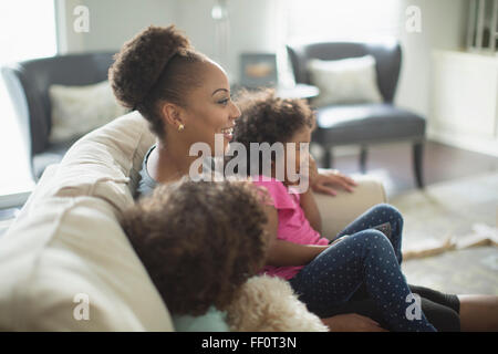 Mutter und Töchter vor dem Fernseher auf sofa Stockfoto