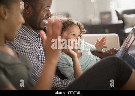 Familie mit digital-Tablette auf sofa Stockfoto