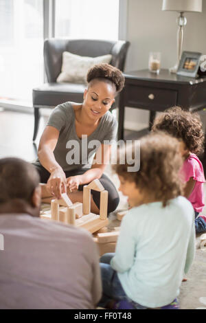 Familie spielt mit Gebäude-Blöcke in Wohnzimmer Stockfoto