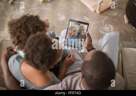 Familie Video-Chats mit digital-Tablette Stockfoto