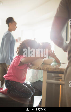 Familie, Essen in der Küche Stockfoto