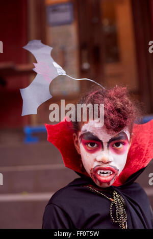 Gemischte Rassen Mädchen Vampir Kostüm Stockfoto