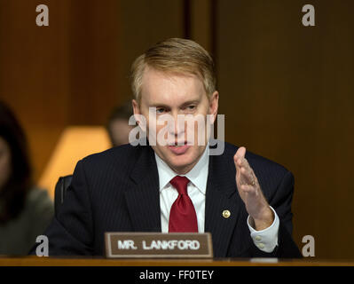 Washington, District Of Columbia, USA. 9. Februar 2016. US-Senator James Lankford (Republikanische von Oklahoma) Fragen Zeugen während eine offene Anhörung durch uns Senate Select Committee on Intelligence, weltweite Bedrohungen auf dem Capitol Hill in Washington, DC auf Dienstag, 9. Februar 2016 zu untersuchen. Bildnachweis: ZUMA Press, Inc./Alamy Live-Nachrichten Stockfoto